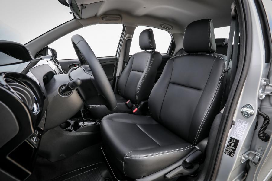 Интерьер Toyota Etios Hatchback 2016 года  (LA) (фото 7 из 16)